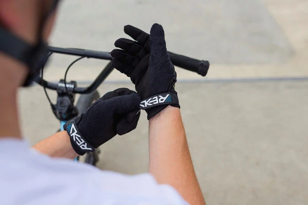 RKD800 REKD Status Gloves Black PROMO 02.jpg