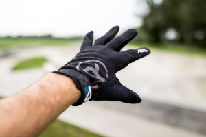 RKD800 REKD Status Gloves Black PROMO 03.jpg