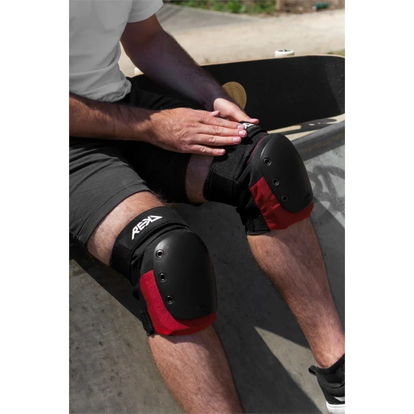 RKD620 REKD Ramp Knee Pads BlackRed Putting On 1.jpg