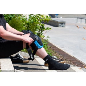 RKD620 REKD Ramp Knee Pads BlackBlue Putting On 1.jpg