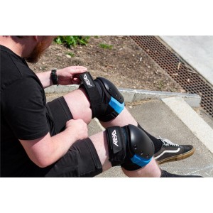 RKD620 REKD Ramp Knee Pads BlackBlue Putting On 2.jpg