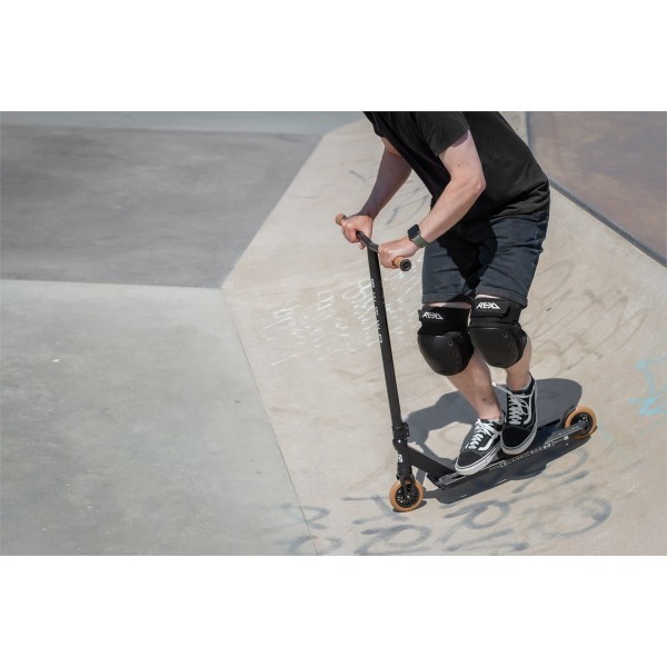 RKD620 REKD Ramp Knee Pads Black Lifestyle 2.jpg