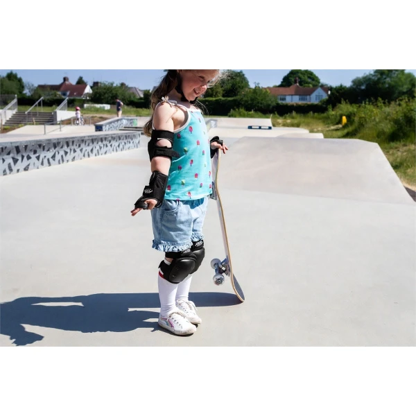 RKD590 REKD Junior Heavy Duty Triple Pad Set Black Lifestyle 1.jpg