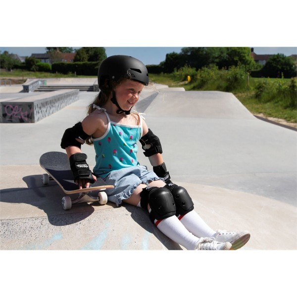 RKD590 REKD Junior Heavy Duty Triple Pad Set Black Lifestyle 2.jpg