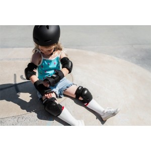 RKD590 REKD Junior Heavy Duty Triple Pad Set Black Putting On 1.jpg