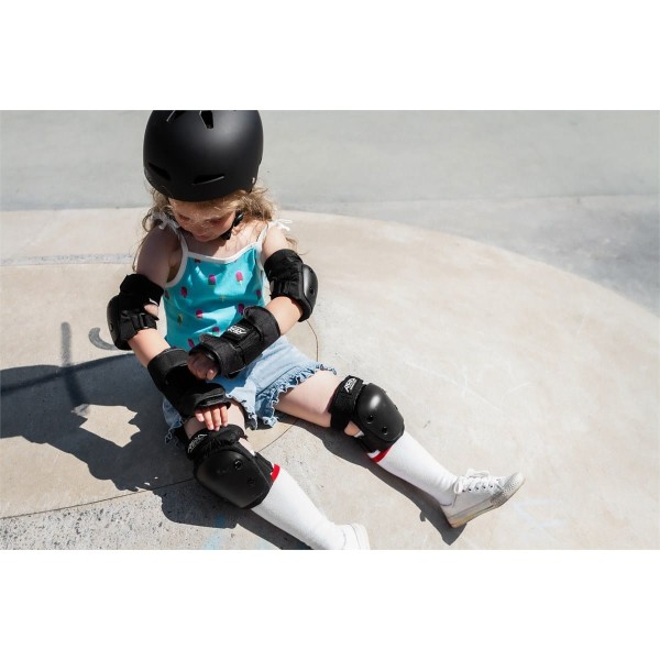 RKD590 REKD Junior Heavy Duty Triple Pad Set Black Putting On 1.jpg