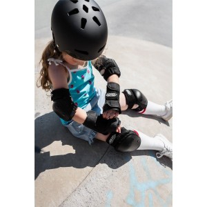 RKD590 REKD Junior Heavy Duty Triple Pad Set Black Putting On 2.jpg