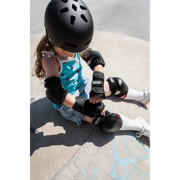 RKD590 REKD Junior Heavy Duty Triple Pad Set Black Putting On 2.jpg