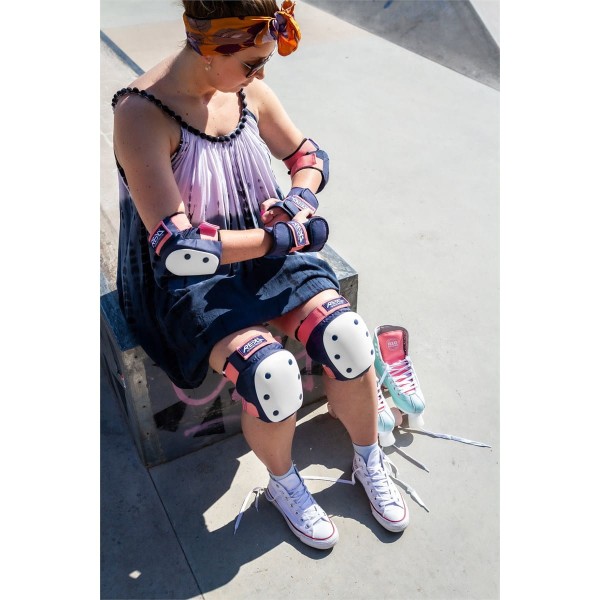 RKD600 REKD Heavy Duty Triple Pad Set BluePink Putting On 1.jpg