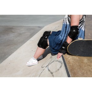 RKD600 REKD Heavy Duty Triple Pad Set Black Lifestyle 1.jpg