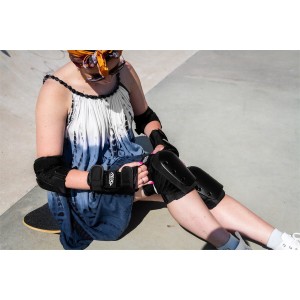 RKD600 REKD Heavy Duty Triple Pad Set Black Putting On 1.jpg