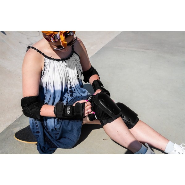 RKD600 REKD Heavy Duty Triple Pad Set Black Putting On 1.jpg