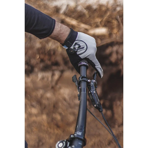 RKD800 REKD Status Gloves Grey Promo 01.jpg