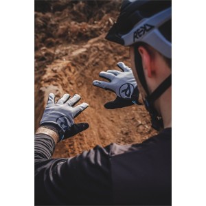 RKD800 REKD Status Gloves Grey Promo 03.jpg