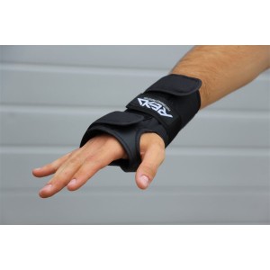 RKD490 REKD Wrist Guards Black Promo 01.jpg